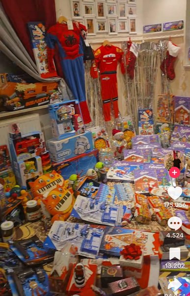 Capcana cadourilor de Sărbători. Psiholog: „Cadourile scumpe ar trebui asumate de părinți, nu de Moșul”