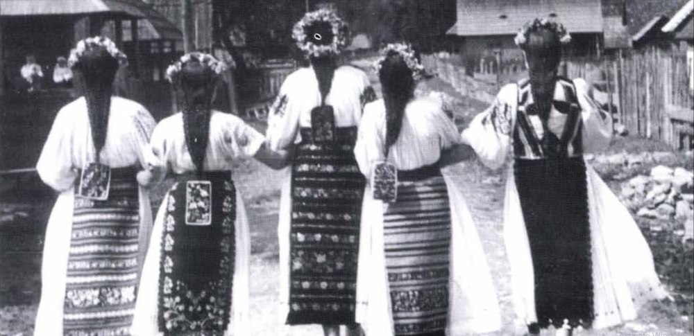 Cum să-ți faci părul ca o româncă autentică. Pieptănăturile și împletiturile tradiționale românești și balsamul neaoș pentru un păr lucios