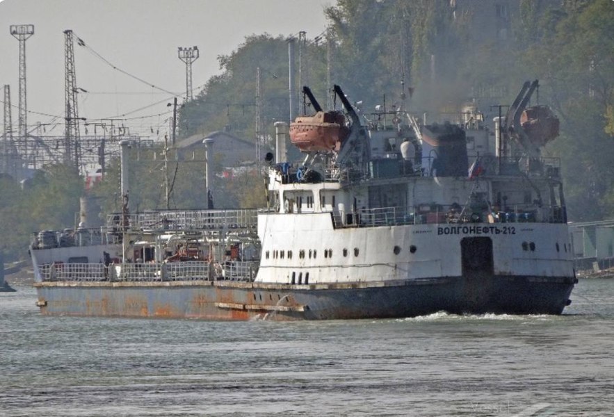 Dronele navale ucrainene au lovit un petrolier din „flota fantomă” a Rusiei, aflat în Marea Neagră