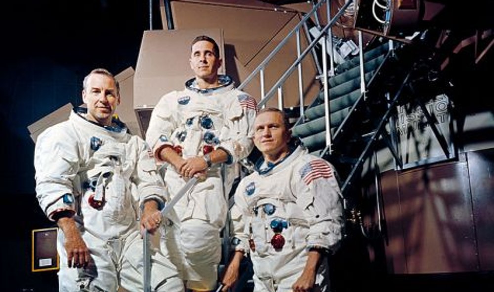 24 decembrie: Ziua când Apollo 8 a orbitat pentru prima dată în jurul Lunii. Echipajul a realizat o misiune de Crăciun