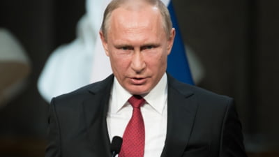 Vladimir Putin semnează un decretul prin care reintroduce termenul “poporul sovietic”, în care sunt aduse acuzații inclusiv României