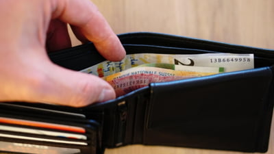 Ce îi aşteaptă pe români după anul austerităţii: venituri îngheţate, creşteri masive de impozite şi noi scumpiri la facturi. „Sunt şi câteva veşti bune”