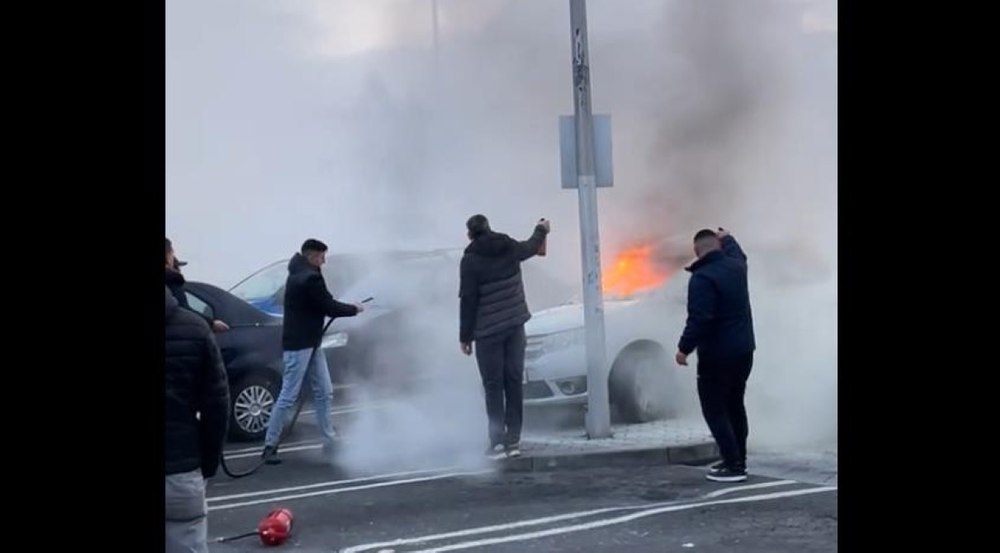 Mașină cuprinsă de flăcări în parcarea unui hipermarket din Pitești. Imagini virale cu intervenția șoferilor aflaţi în zonă