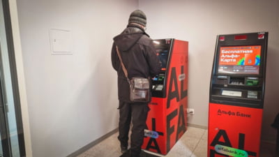 Băncile din Rusia restricționează retragerile mari de numerar la bancomate