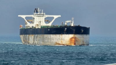 SUA au suspendat interceptarea unui petrolier din „flota fantomă” după apariția drapelului rus