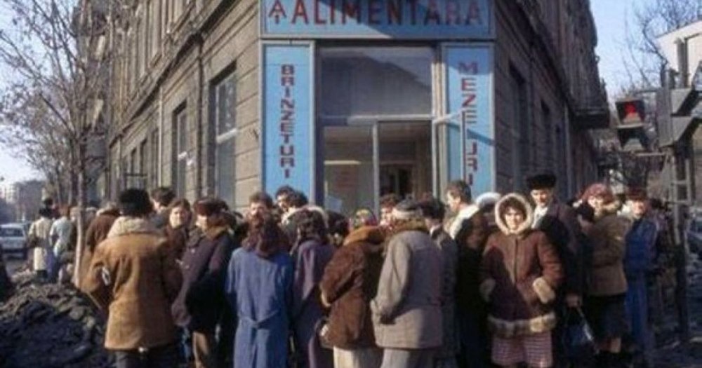 „Dieta” comunistă: cum a modelat regimul silueta românilor. Meniul anilor ’80, între „adidași de porc” și gusturile lui Ceaușescu