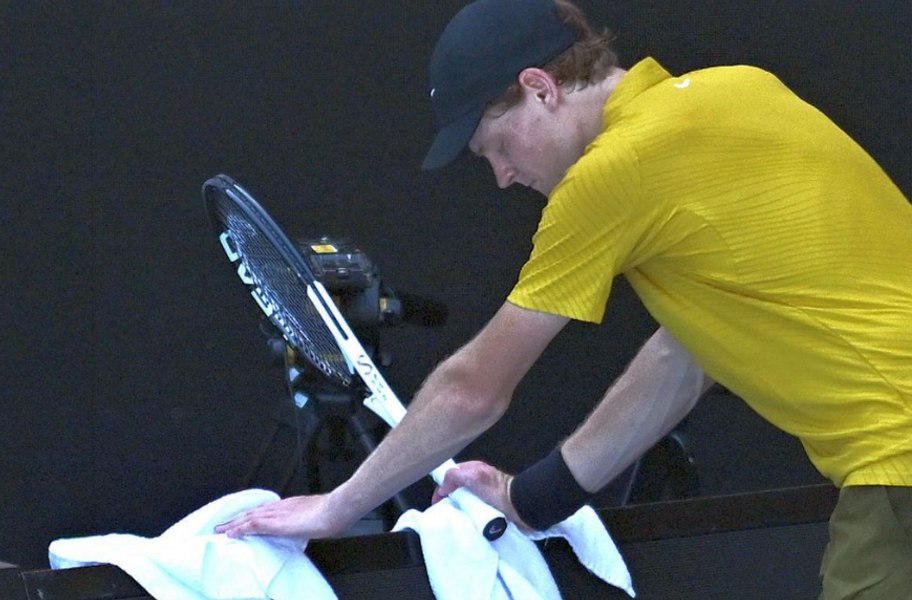 Cât noroc! Organizatorii i-au decis soarta lui Jannik Sinner în turul 3 la AO 2026. Italianul a trecut mai departe, după ce a vomitat în prosop și a vrut să se retragă