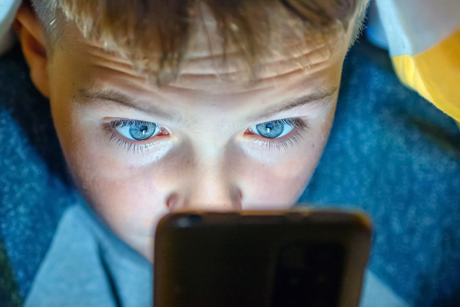 Interzicerea rețelelor sociale pentru copiii sub 15 ani, votată de deputații francezi