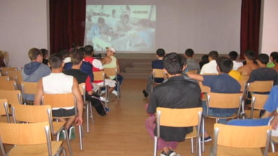 Salvați Copiii se opune reducerii vârstei pentru răspunderea penală. Organizația avertizează că scăderea pragului penal nu reduce criminalitatea, ci crește recidiva