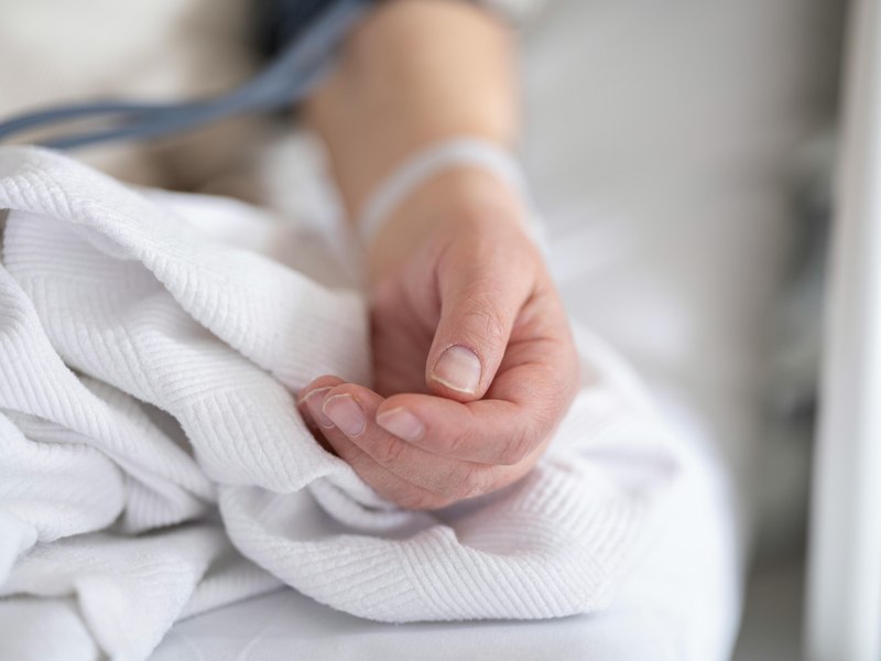 Pacienții cronici, afectați de neplata primei zile de concediu medical: „Nu e ca și cum m-aș duce la plajă, mă duc să fac un tratament la spital”