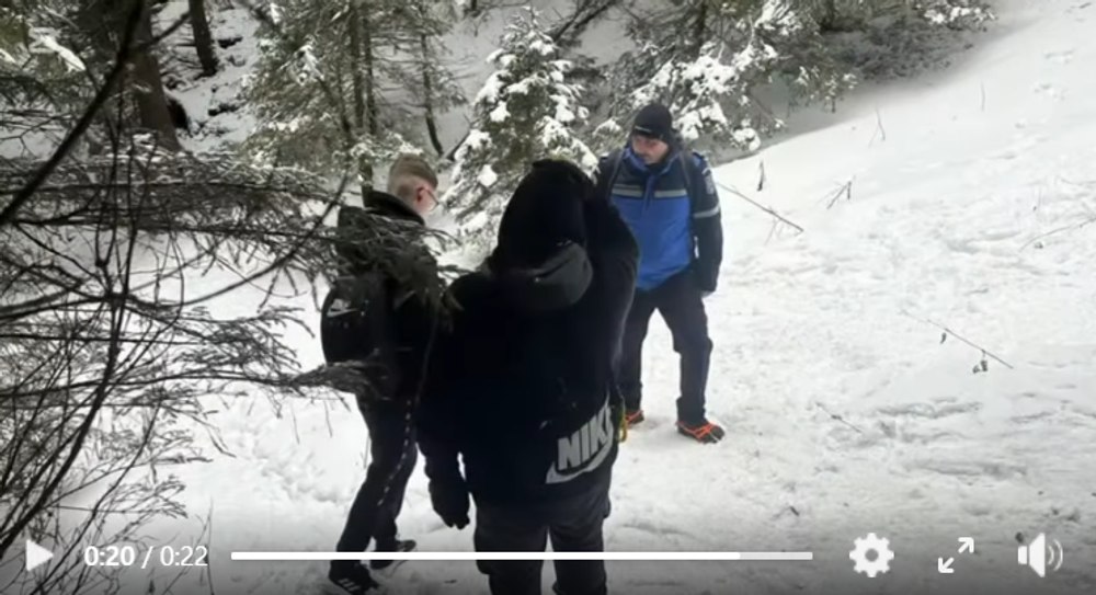 Cu adidași spre Cabana Dochia: doi tineri din Suceava, întorși de pe traseu de jandarmii montani