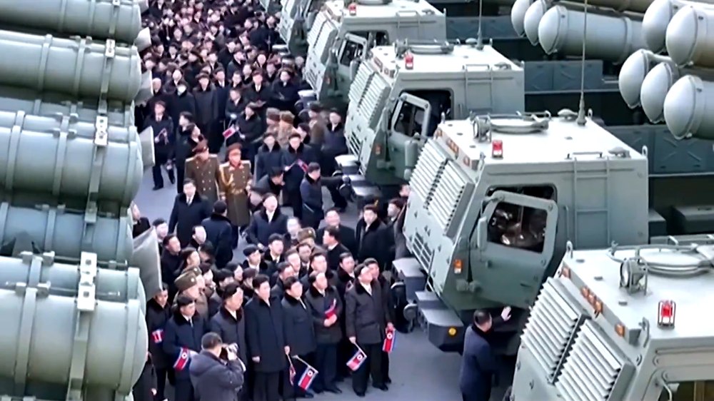 Kim Jong Un a prezentat un nou lansator multiplu de rachete cu potențial nuclear: „Nimeni nu poate spera să fie protejat de Dumnezeu”