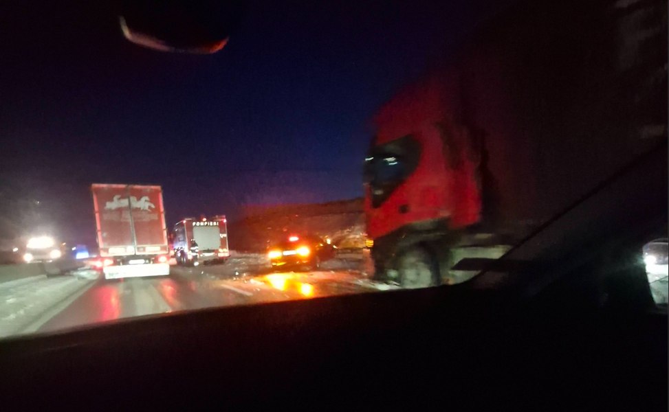Accident pe A3, în zona Moara Vlăsiei. Trafic restricționat din cauza condițiilor de iarnă, mai multe drumuri naționale rămân închise