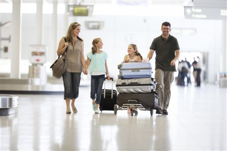 Câte vacanțe plănuiesc să-și ia românii în acest an și cât vor să cheltuiască