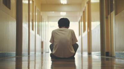 „Viața e grea”. Mărturia șocantă a unui copil de 13 ani care a sărit de la etajul întâi al școlii pentru că a luat o notă mică la fizică