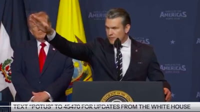 Secretarul american de Război, gest asemănător cu salutul nazist. Se afla la o conferință de presă alături de Donald Trump VIDEO