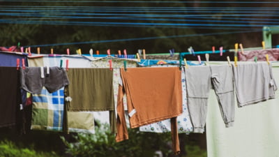 De ce hainele proaspăt spălate pot mirosi urât. Cum să rezolvi problema