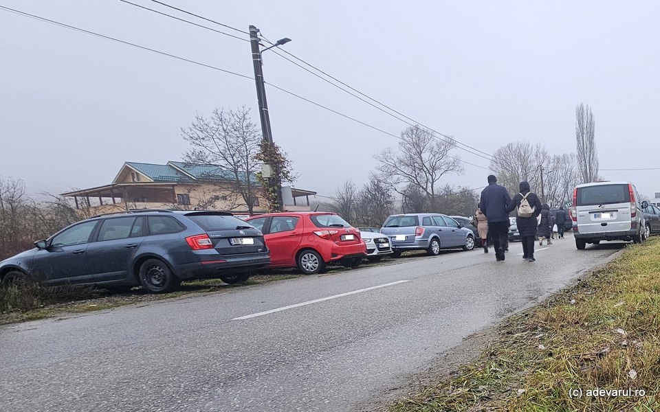 Stăpâni pe asfalt. Motivul nescris pentru care curțile românilor rămân goale, iar străzile pline