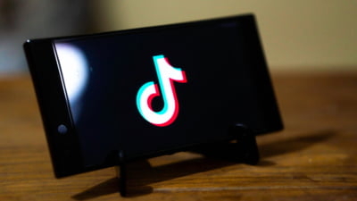 Cât ar câștiga administrația Trump din afacerea TikTok. Casa Albă, acuzată că ia comision de la firmele americane implicate în tranzacție
