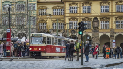 Doi liceeni români au fost răniți într-un accident rutier la Praga. Unul dintre ei este în comă indusă. Cum au ajuns să fie loviți de un tramvai