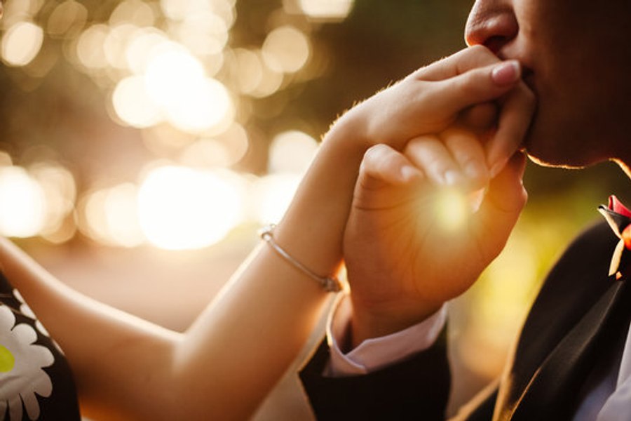 Curtea Supremă a Spaniei a decis că sărutul mâinii unei femei poate fi considerat agresiune sexuală