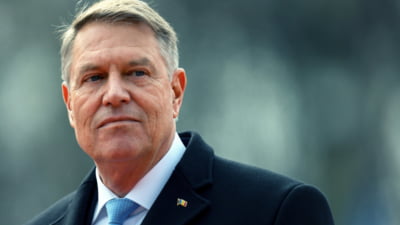 Klaus Iohannis, apariție rară în spațiul public. Fostul președinte, alături de soția sa, la slujba de Înviere din Sibiu. “Vă doresc sărbători Pascale binecuvântate și Florii frumoase!” VIDEO