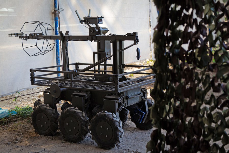 Cum schimbă inteligența artificială regulile războiului și „descoperă” inamicul ascuns. Roboții umanoizi,încă imperfecți, dar promițători