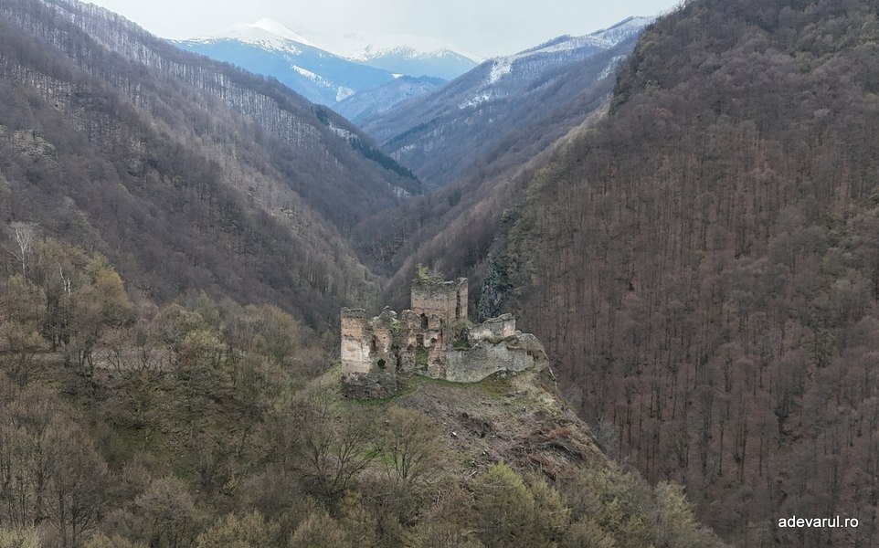 Castelul din Carpați, redescoperit pe un traseu spectaculos. Misterele cetății Colț, părăsită de secole la poalele Retezatului