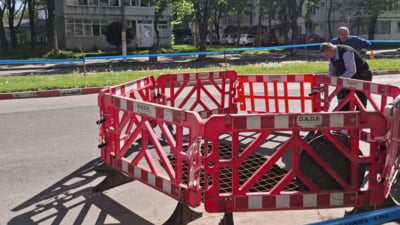 Asfalt surpat pe un bulevard în centrul orașului Slobozia. Primar: ”Defecțiune la sistemul de canalizare, care a dus la spălarea infrastucturii” FOTO