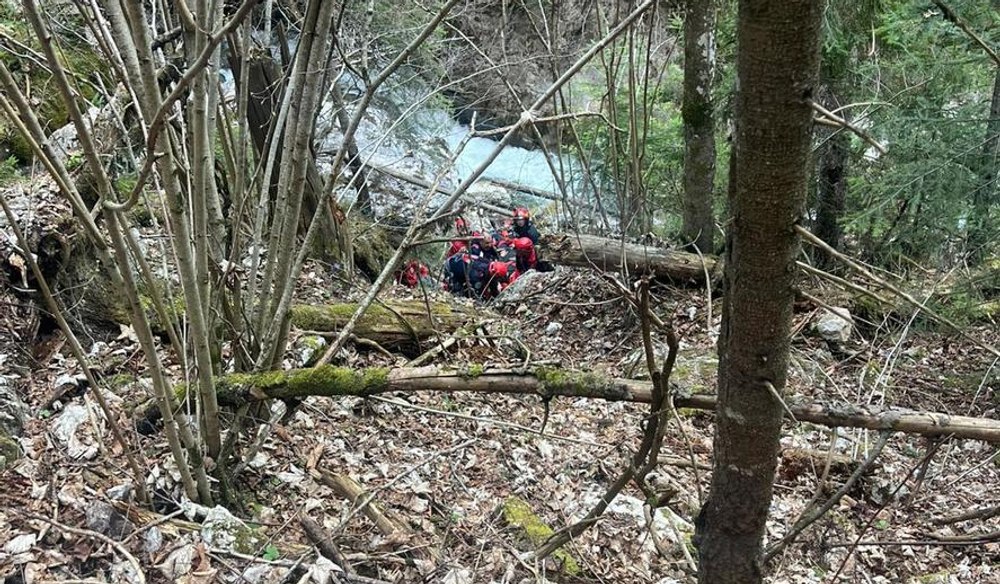 Bărbat rănit grav pe Cheile Bicazului, după ce a căzut într-o prăpastie