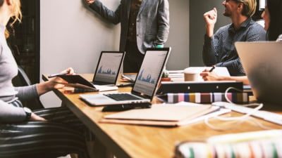 Companiile românești, în risc major de a nu-și putea plăti facturile. Probleme mari de lichiditate din cauza taxelor ridicate ANALIZĂ