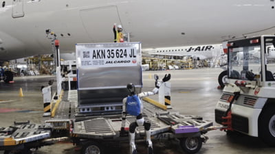 Gata cu bagajele aruncate de angajații aeroportului. O țară testează roboții pentru operarea echipamentelor la sol VIDEO