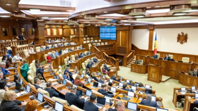 Proiectul care obligă deputații să vorbească doar în română la ședințe, votat cu scandal la Chișinău. Opoziția a părăsit sala în semn de protest