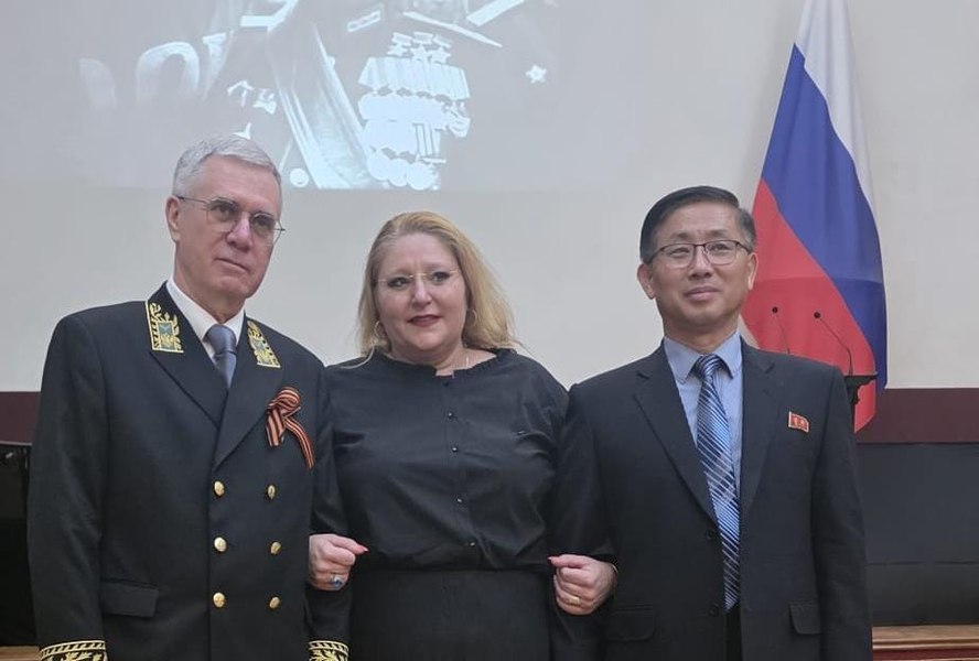 Șoșoacă, din nou în vizită la Ambasada Rusiei unde s-a fotografiat alături de omul lui Kim Jong Un