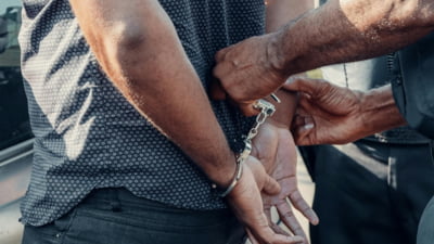 “Vizite intime” pe bani la Secția 19 din Capitală. Doi polițiști au fost reținuți după ce au luat mită de la un deținut și iubita acestuia