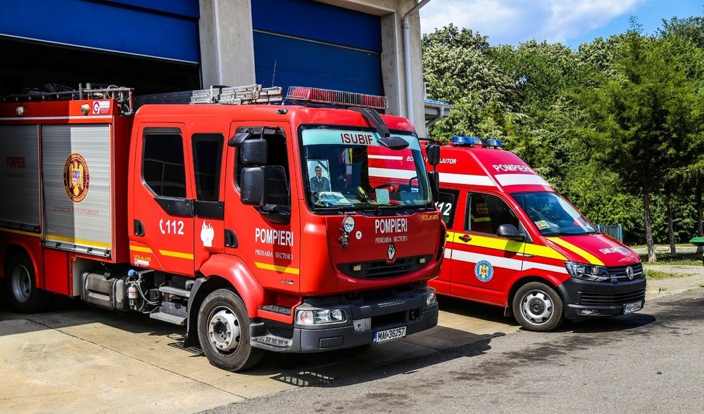 Zeci de persoane evacuate în Turnu Măgurele după ce un muncitor a avariat o conductă de gaz cu un buldoexcavator, în apropierea unei şcoli
