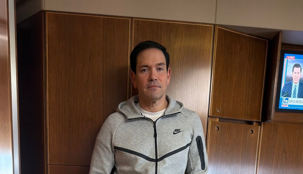 Marco Rubio, fotografiat în timp ce purta un trening identic cu cel al lui Maduro din momentul capturării. Imaginea a devenit virală