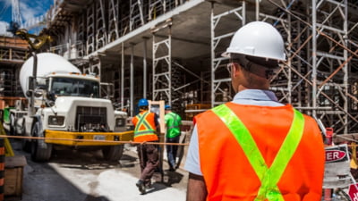 Domeniile unde au fost eliminate 100.000 de locuri de muncă în doar un an versus cele în care numărul salariaților crește cu peste 30.000
