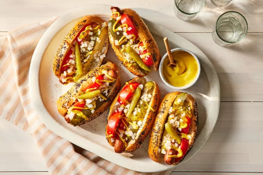 Hot-dog-ul care poate crea dependență culinară. Legendarele rețete care pot fi făcute în orice bucătărie