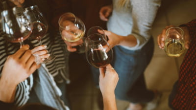Tipul de alcool pe care îl consumi ar putea influența cât de mult trăiești
