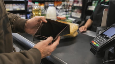 Subiectele pe care românii evită să le discute în 2026. Sondaj de opinie