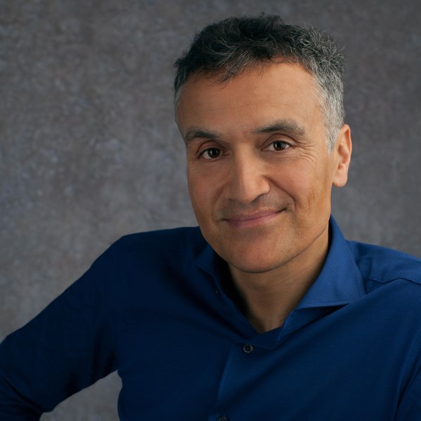 De ce suntem atât de obosiți? Carl Honoré: „Am transformat fiecare zi într-o cursă pe care nu o câștigăm niciodată”