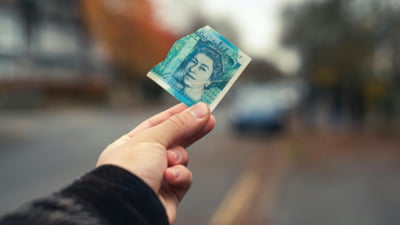 Români arestați la Londra pentru implicarea într-o fraudă de 153 de milioane de lire. Plăteau utilizatori TikTok pentru a le obține datele fiscale