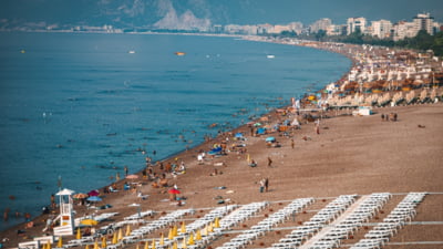 Zeci de români au plătit vacanțe unei false agente de turism. Totul a ieșit la iveală după ce două familii au fost date afară dintr-un hotel din Turcia