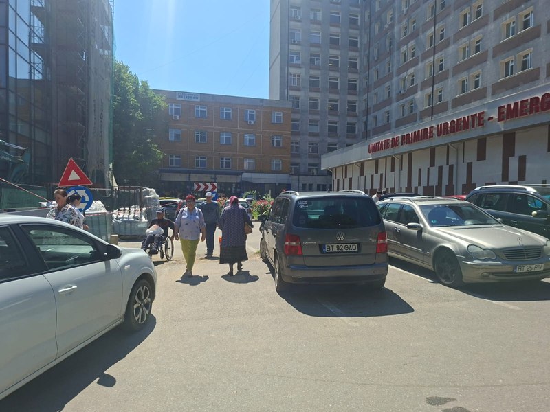 Parcarea de spital, un lux în România. Cazul „Mavromati” Botoșani și chinurile prin care trec oamenii de la țară care-și aduc rudele la spital