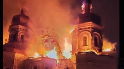 Atac aerian masiv cu rachete și drone asupra Kievului. O mănăstire și un bloc de locuințe cuprinse de flăcări VIDEO