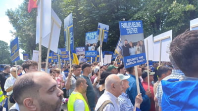 Manifestație de solidaritate pentru o familie ale căror fete au fost luate de stat, în Suedia. Protestatarii reclamă un atac la „educația creștină” VIDEO