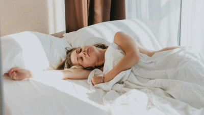 Cum să dormi mai bine pe timp de caniculă. Secretul stă într-o parte a corpului pe care mulți o ignoră