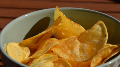 Cum îți îmbătrânește creierul și îți scurtează capacitatea de concentrare doar o pungă în plus de chipsuri pe zi