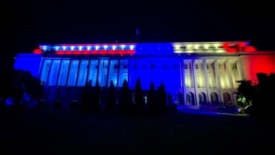 Palatul Victoria este iluminat miercuri seară în culorile steagurilor României și Statelor Unite ale Americii FOTO
